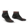 BRIDGEDALE Pánske trekové ponožky HIKE MIDWEIGHT MERINO PERFORMANCE ANKLE graphite/orange - čierne (Veľkosť L)