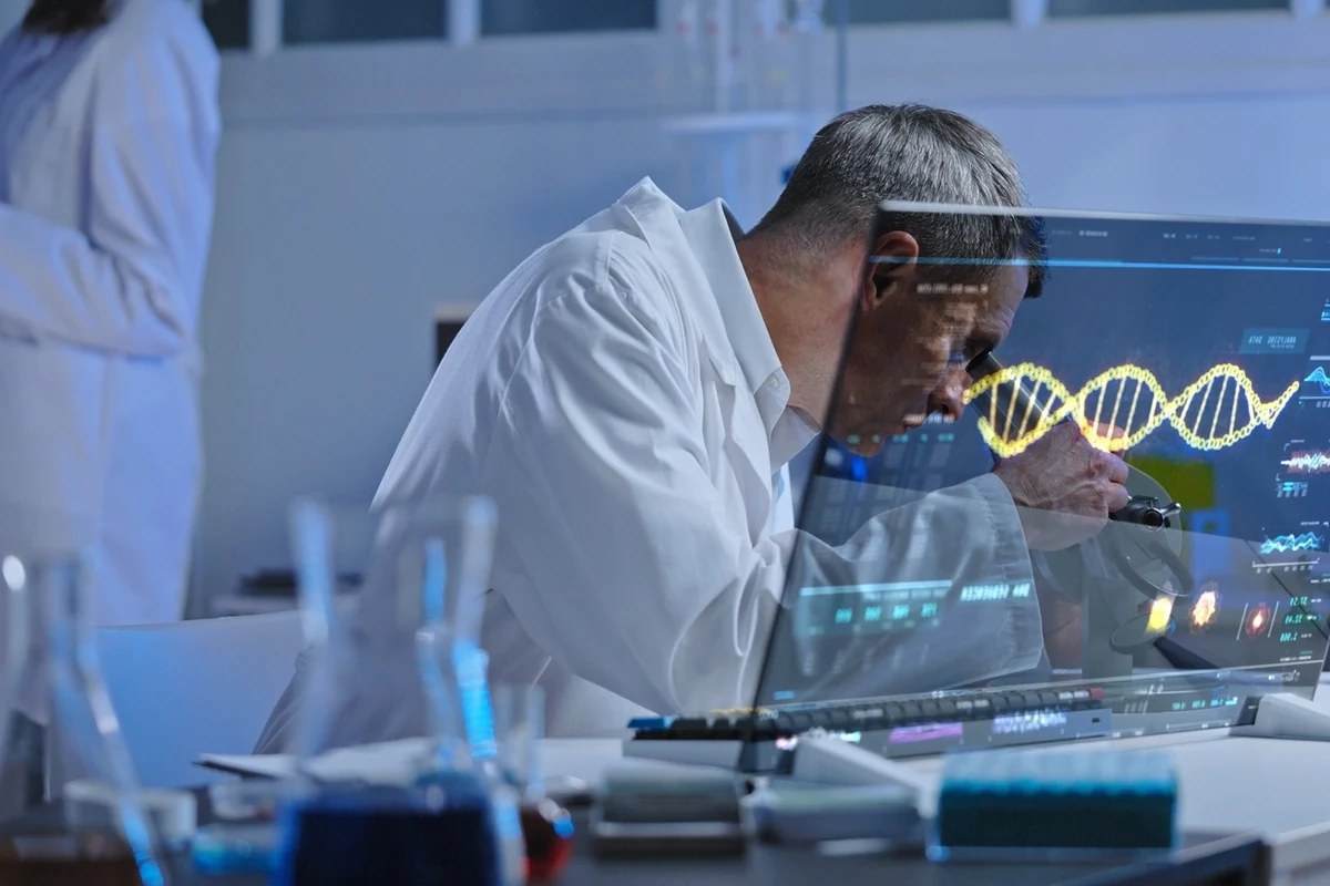 Ilustračný záber laboratórneho výskumu s mikroskopom a vizualizáciou DNA
