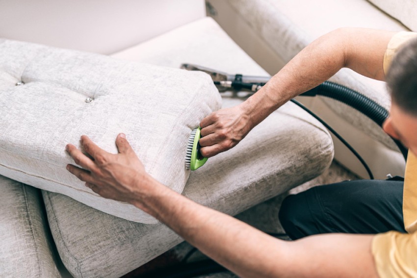 Ako perfektne vyčistiť látkovú sedačku od škvŕn, prachu a alergénov