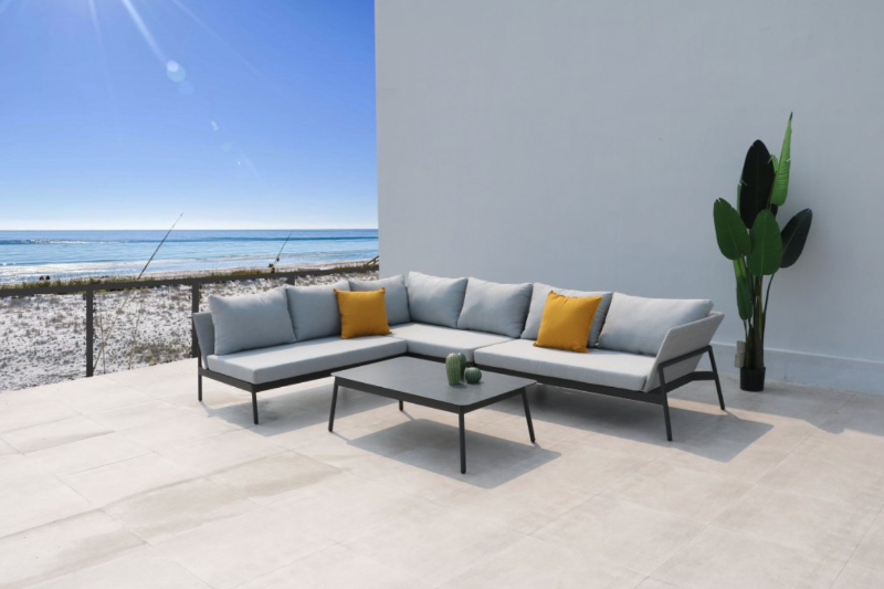 Slnko vystrkuje prvé rožky: Viete, ako máte svoj záhradný nábytok pripraviť na sezónu?