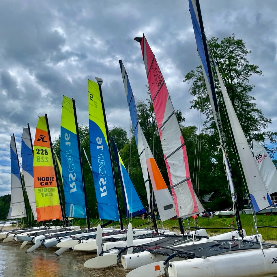 Půjčovna katamaranů a plachetnic na Lipně.