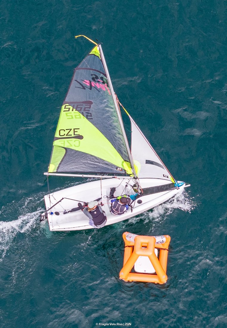Matyáš Myslík a Richard Lipták na plachetnici RS Feva XL na Mistrovství Evropy RS Feva 2026 v Rivě del Garda z dronu