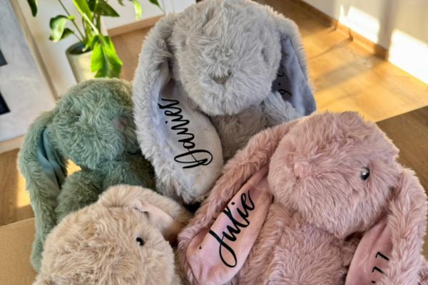 Plyšový králíček se jménem a údaji o narození – jedinečný dárek (nejen) k narození miminka