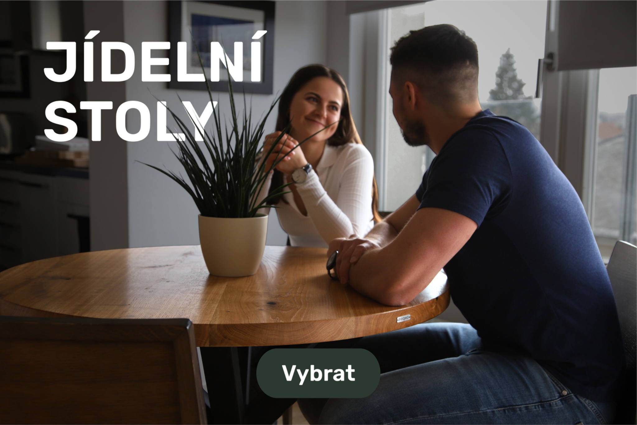 Jídelní stůl z masivu s rodinou