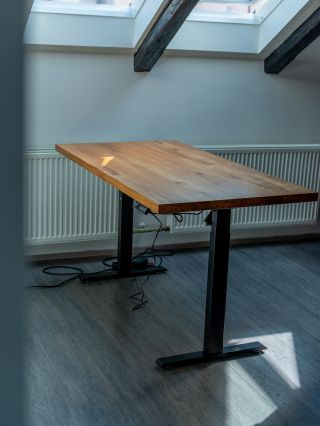 Když se spojí ergonomie, minimalismus a masivní dub. 🤎 Seznamte se s naším pracovním stolem Pracant. ✨ Ideální stůl pro...