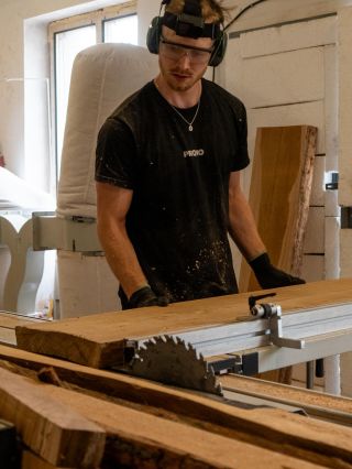 Adam při výrobě pracovního stolu PRACANT.💻 Kombinace masivní dubové desky a ergonomické podnože.🪵 Protože u pracovního...