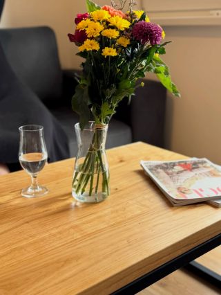 Konferenční stůl Rad ✨ Kombinace dubového masivu a ocelové konstrukce, která přinese do vašeho obýváku klid a element...