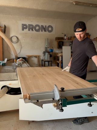 Trocha zákulisí z výroby jídelního stolu 🛠️ Každý kus nábytku pro vás vyrábíme ručně, v naší dílně ve Zvoli u Prahy. Tam...