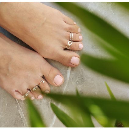 Stříbrný prsten toe ring na nohu.
