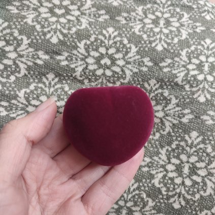 1896 sametova krabicka na puzetky nebo prsten srdce bordo