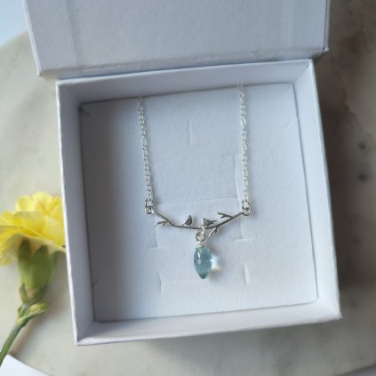 1980 kapka jara a svobody stribrny nahrdelnik s ptacky a modrym topazem