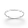 Minimalistický prsten ideální ke kombinaci s dalšími prsteny. Kvalitní stříbro a e coat se saténovým povrchem pro delší životnost a zářivost.