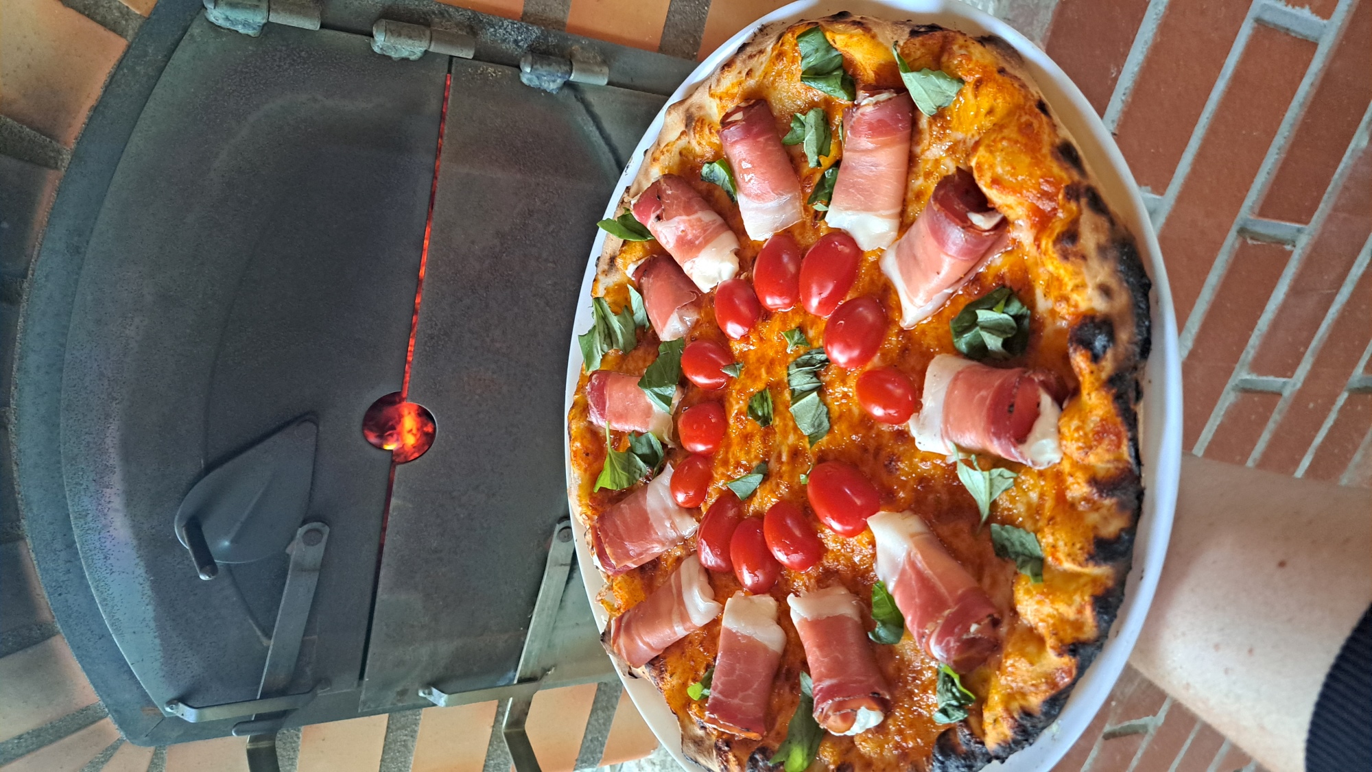 Domácí pizza s Klášterním pršutem plněným Philadelphií
