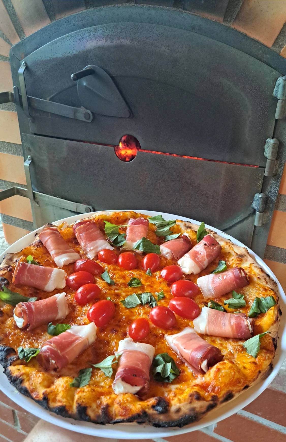 Domácí pizza s Klášterním pršutem plněným Philadelphií