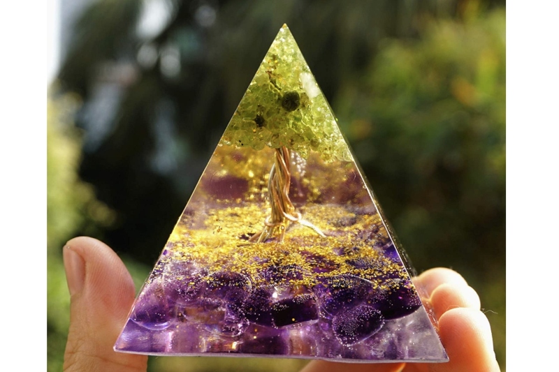 Jak vyrobit orgonitovou pyramidu z epoxidové pryskyřice (krok za krokem)