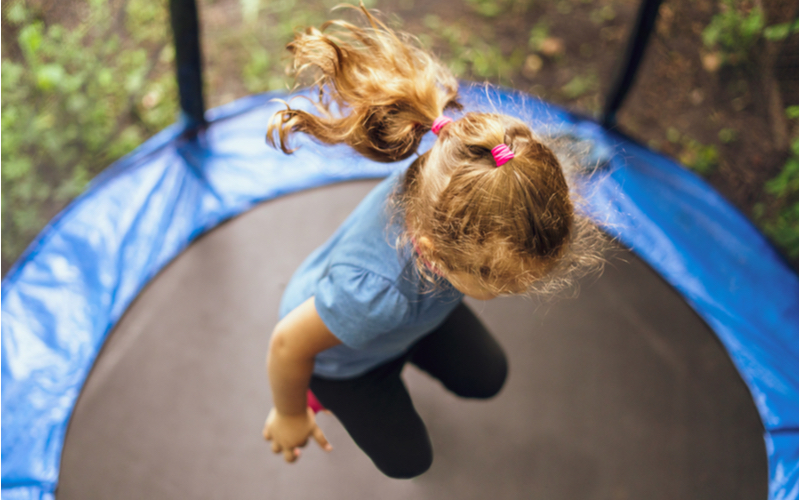 Jak bezpiecznie skakać na trampolinie