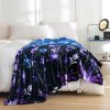 Tmavě modrá deka VIOLET BUTTERFLY s fialovými motýly