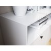 Designová komoda DULLUM – bílá barva, černé úchytky a stabilní nožky pro každý interiér.