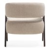 Designové křeslo s konstrukcí z masivního bukového dřeva a jemnou látkou bouclé.