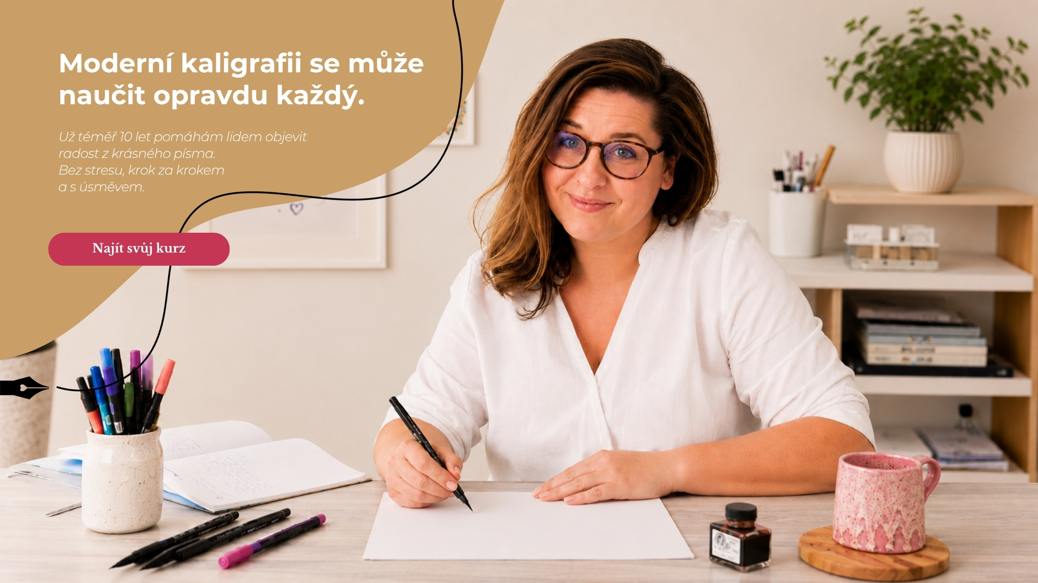 Moderní kaligrafii se může naučit opravdu každý. Už téměř 10 let pomáhám lidem objevit radost z krásného písma. Bez stresu, krok za krokem a s úsměvem.