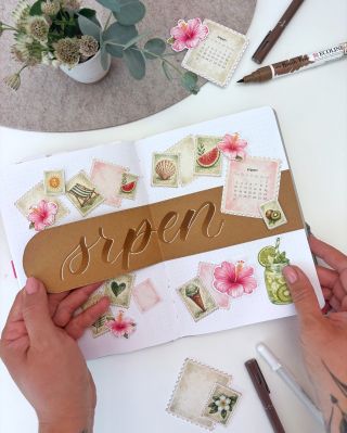 Srpnový Bullet Journal je tady! Tentokrát jsem se inspirovala vintage poštovními známkami a vytvořila letní téma v jemných...