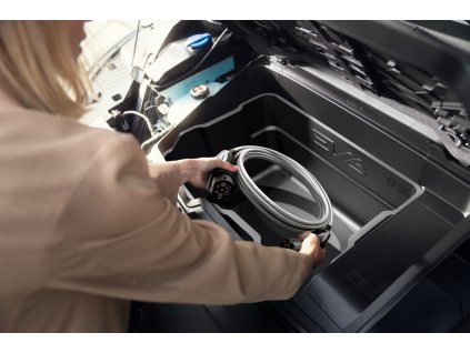 CV126ADE00E IM Front trunk liner 01 rgb 72