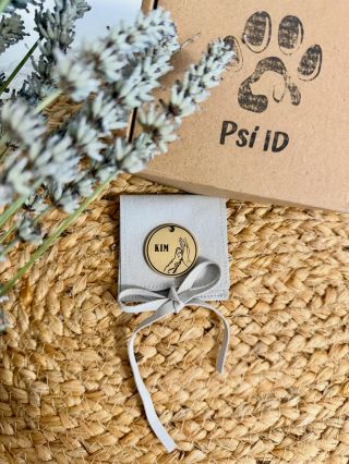 Víc než jen jméno. Je to slib, že se vždycky vrátí domů. ✨ Když Kim položí svou tlapku do dlaně své paničce, svět kolem...