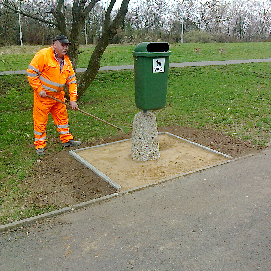 Prvek městské hygieny - psí pisoár