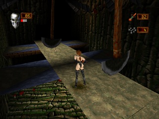 Red Lotus mezi obřími kyvadlovými čepelemi v Deathtrap Dungeon na PlayStation 1
