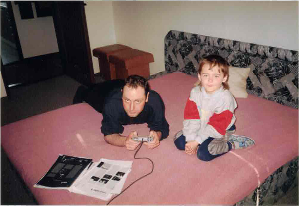 Jirka s tatinom v roku 1999 pri hraní na pôvodnom PlayStatione