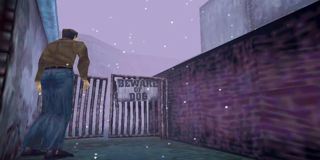 Silent Hill pro PlayStation 1 - Harry Mason prochází mlhavou uličkou kolem cedule Beware of Dog