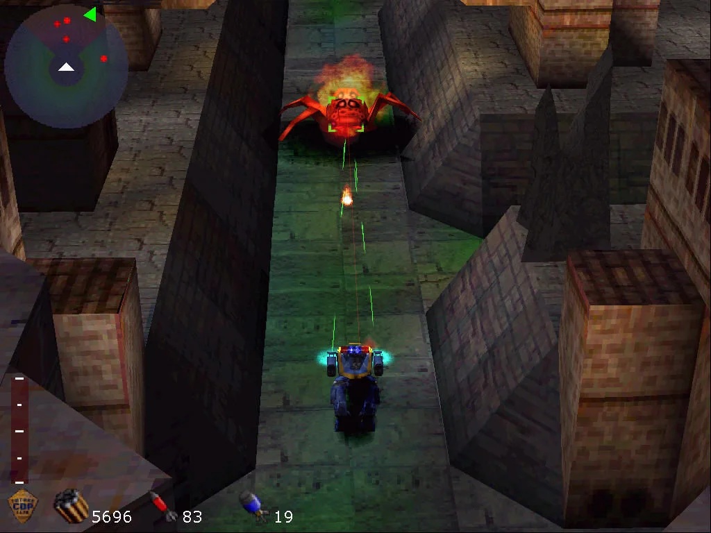 Future Cop LAPD pro PlayStation 1 - X1-Alpha ve Walker režimu během boje v ulicích Los Angeles