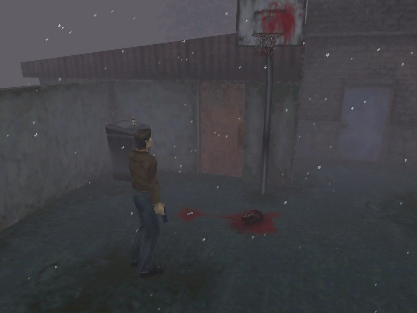 Silent Hill pro PlayStation 1 - Harry Mason na basketbalovém hřišti během průzkumu Old Silent Hill