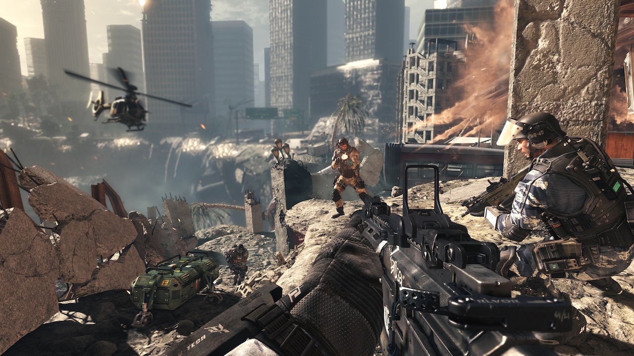 Call of Duty Ghosts pro PlayStation 3 - přestřelka v rozbombardovaném městě s vojáky a vrtulníkem