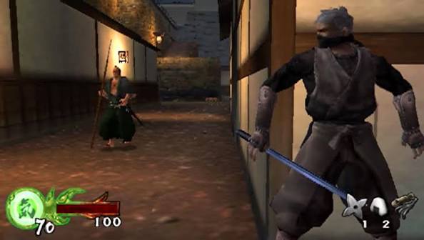 Tenchu Wrath of Heaven pre PlayStation 2 - Rikimaru sa ukrýva pred strážou počas stealth misie