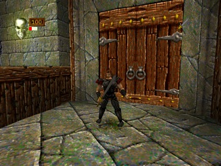 Chaindog před velkými dřevěnými dveřmi v Deathtrap Dungeon na PlayStation 1