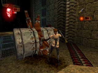 Red Lotus vedle velké mechanické pasti v Deathtrap Dungeon na PlayStation 1