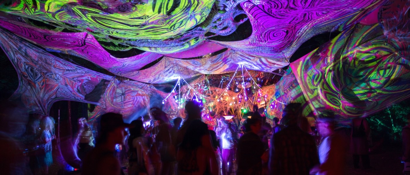 Psychonautika — festivalová noc pod malovanými plachtami