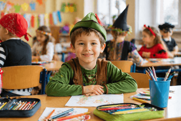 skolni-karneval-dite-v-masce-ve-tride-1