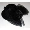 Kloboucek s cernou kytkou