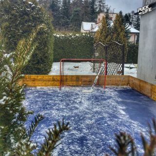 ❄️ Tak kdo už si taky doma zkousěl postavit vlastní kluziště? 🏒🤩 #odr #homeicerink #pucklife #hockeylife #winterclassic