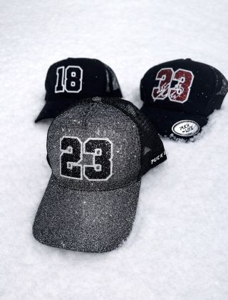 ✨ NOVÉ full glitter kšiltovky s vlastním číslem! 🏒🤩 • Třpytivá kšiltovka • Třpytivé číslo dle vlastních barev ✍🏻 Přidáme...