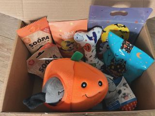 Boo! Halloweenske nádielky sú tu! Nečakaj a uchmatni pre svojho psíka jeden z boxov! Bude to straaaaaašidelneeeee! Obsah...