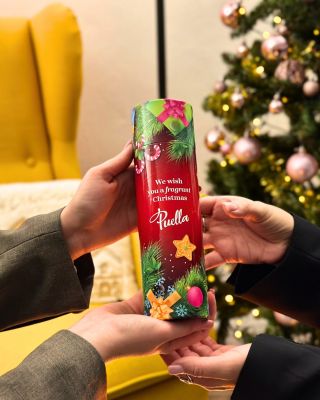 🎁 PUELLA zu verschenken war noch nie einfacher und stilvoller. Dank der Geschenktube, die perfekt für unsere 500 ml...