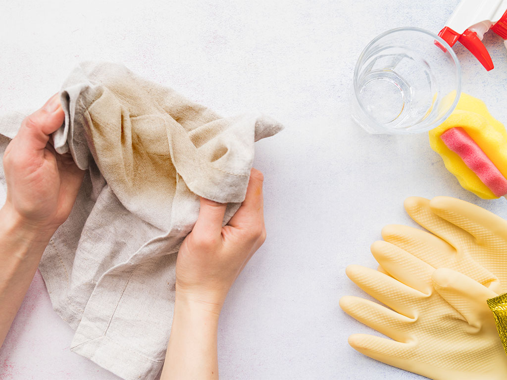 Frühjahrsputz: Wie man vergilbte Wäsche wieder weiß bekommt
