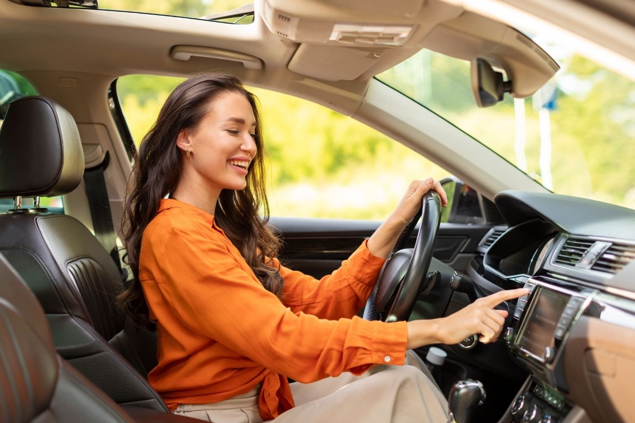 Frau sitzt im Auto