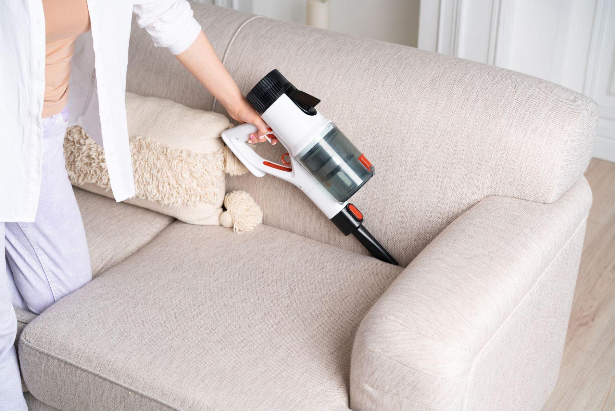 Staubsaugen des Sofas
