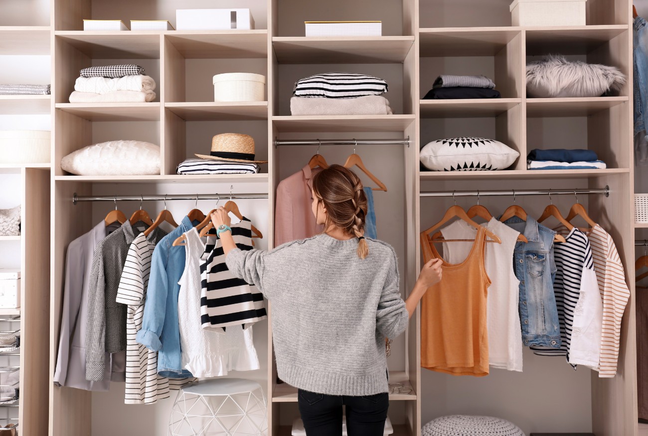 Kleidung im Kleiderschrank 