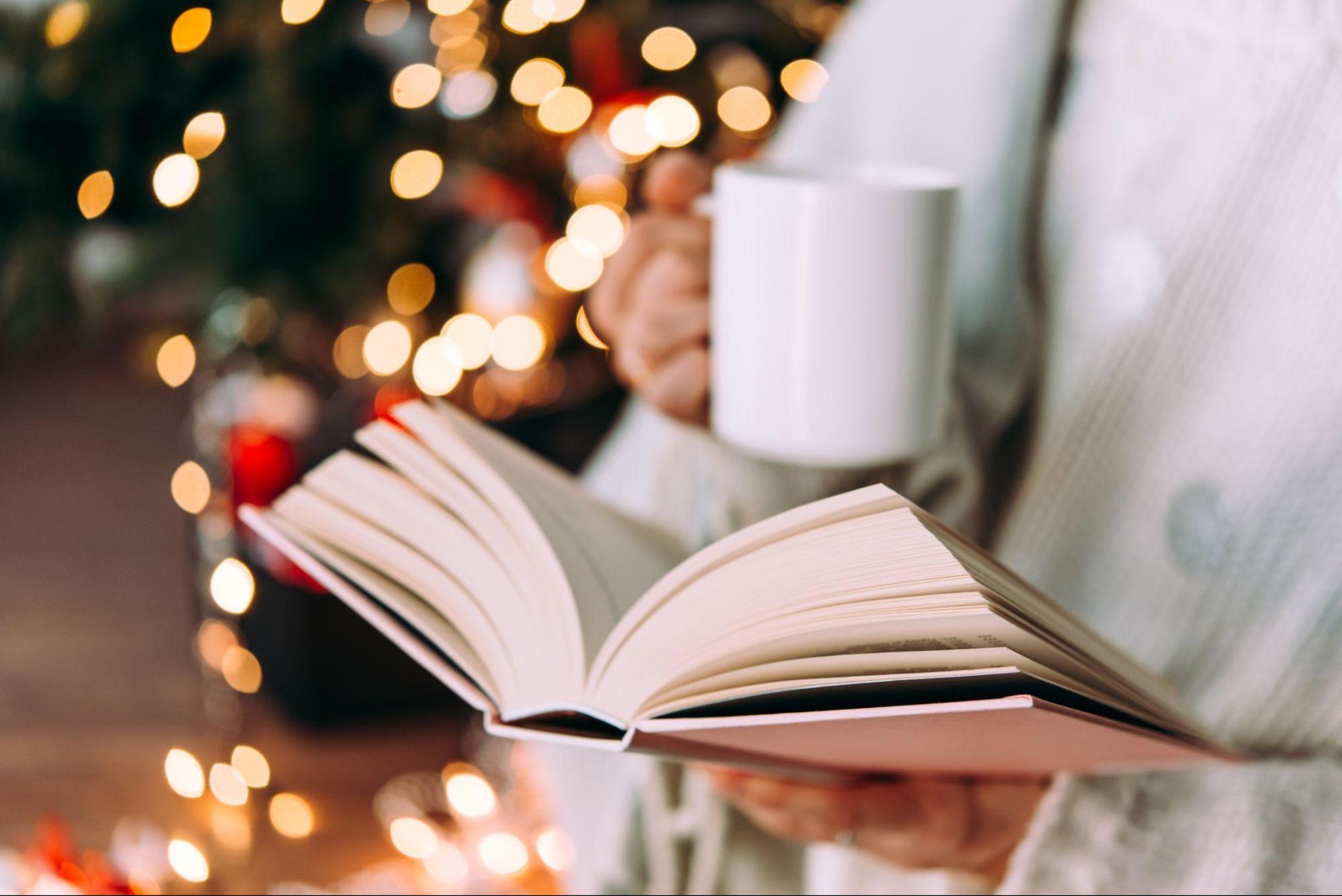Lesen eines Buches bei der Weihnachtsbeleuchtung