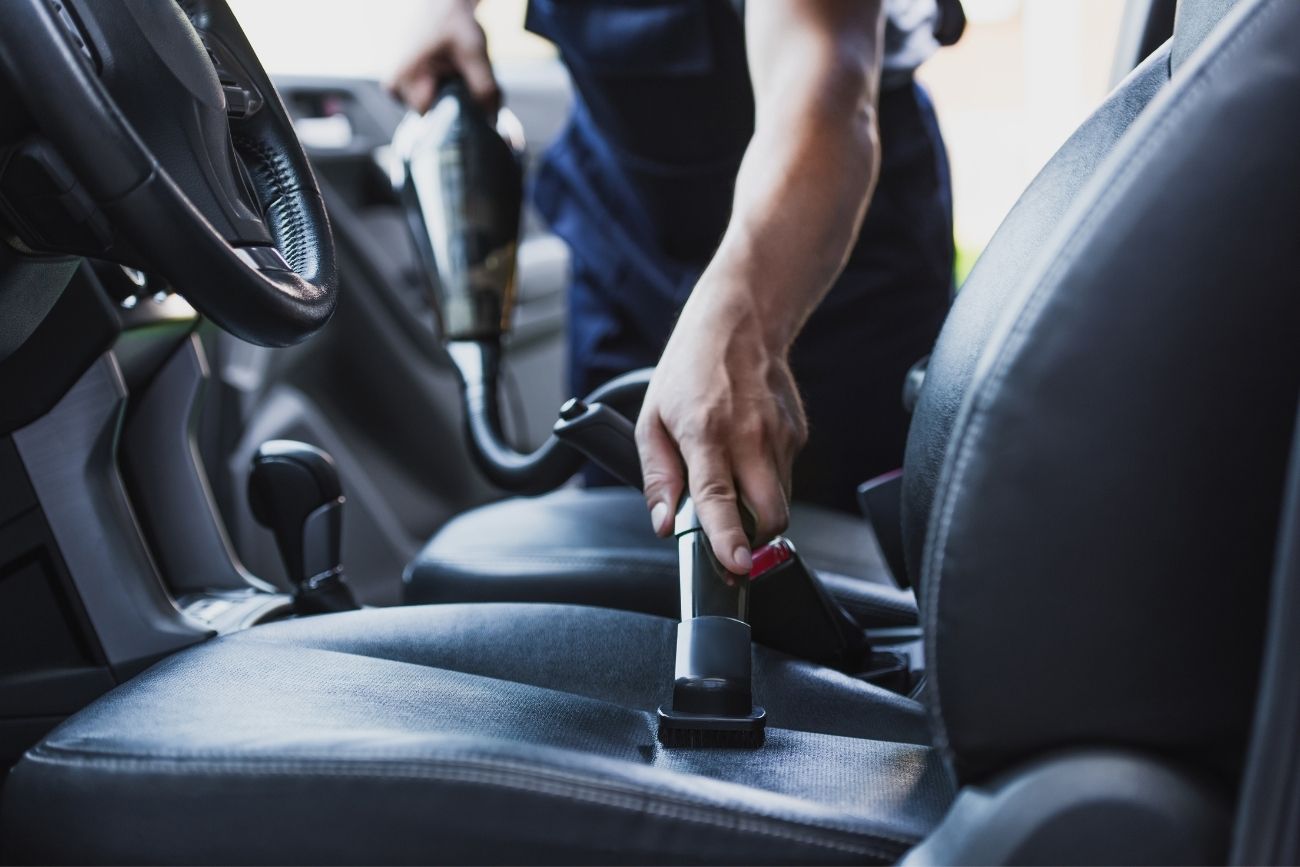 Reinigung der Sitze im Auto